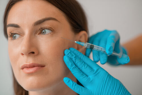 Vrouw die rimpels rondom ogen laat behandelen met injectables