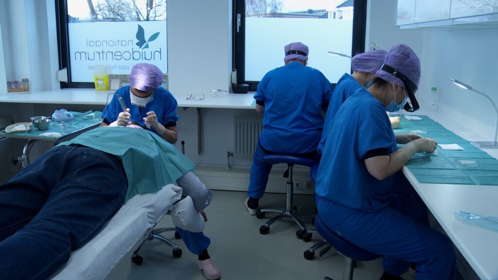 een haarimplantatie behandeling bij Nationaal Huidcentrum