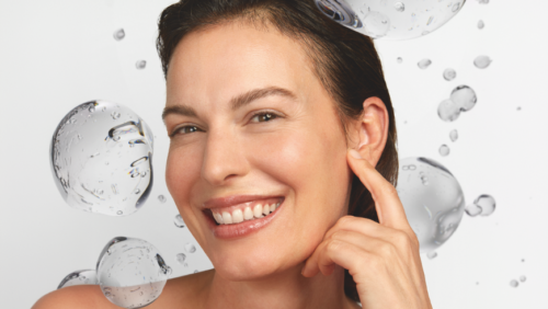 Cosmetische behandeling met Profhilo Structura waarbij injecties worden toegepast om de huidstructuur te verbeteren, volume te ondersteunen en de gezichtscontouren subtiel te verstevigen.